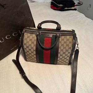 Authentic satchel gucci bag with a long strap. Serial number 242203 497717